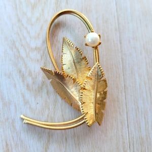 Vintage Gold tone Leaf brooch with pearl